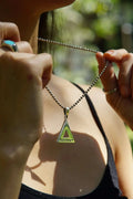 Collar de triángulo Dreamer en plata .950 diseño geométrico minimalista, unisex y artesanal DOPAMYN
