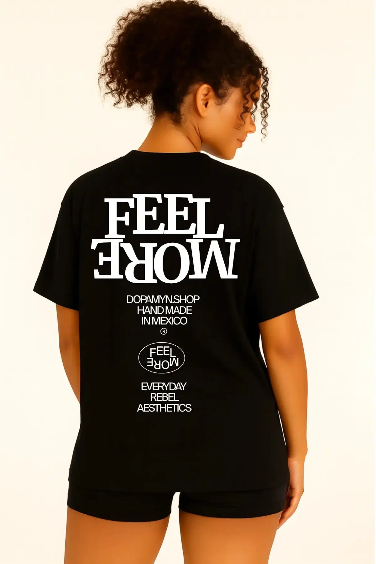 Playera negra unisex oversize con estampado Feel More de Dopamyn