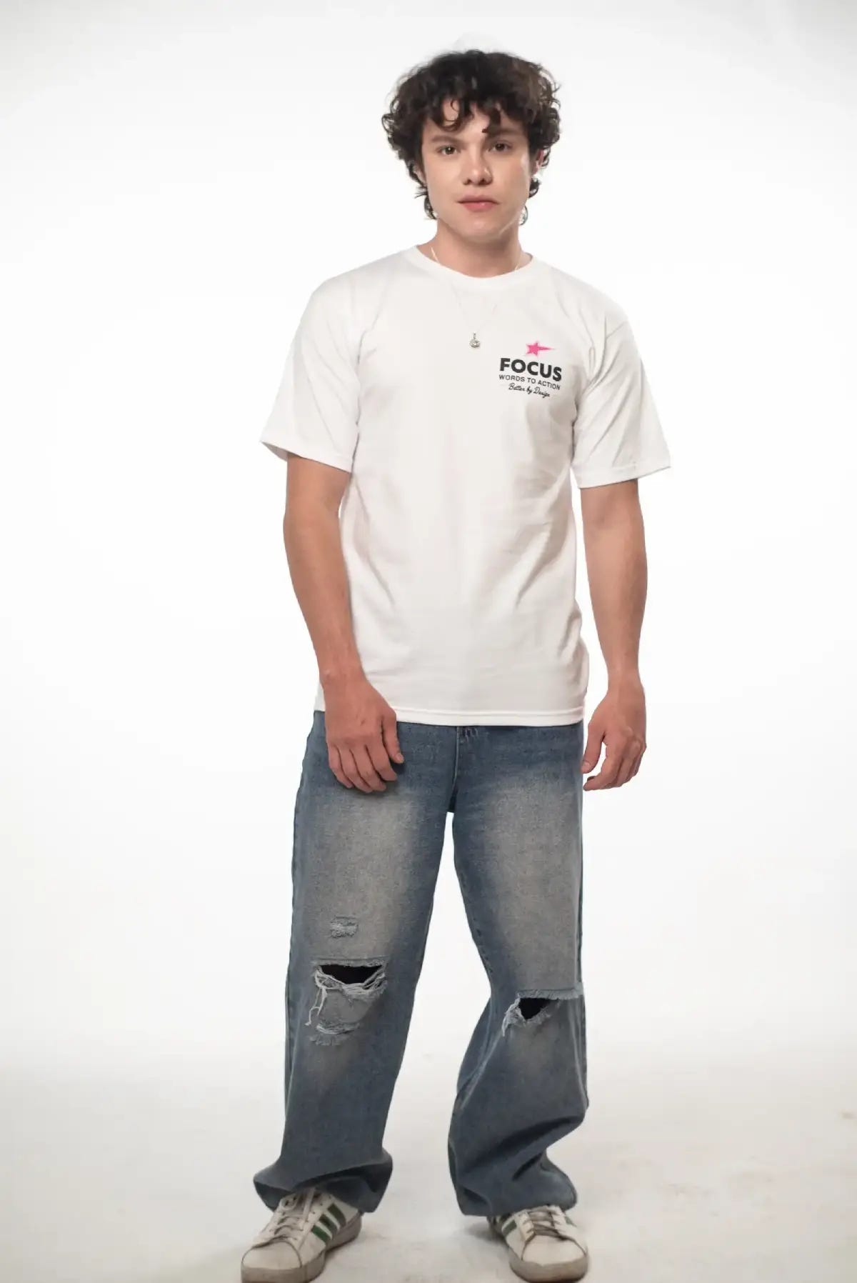 Focus Regular Tee Off White, detalle del estampado