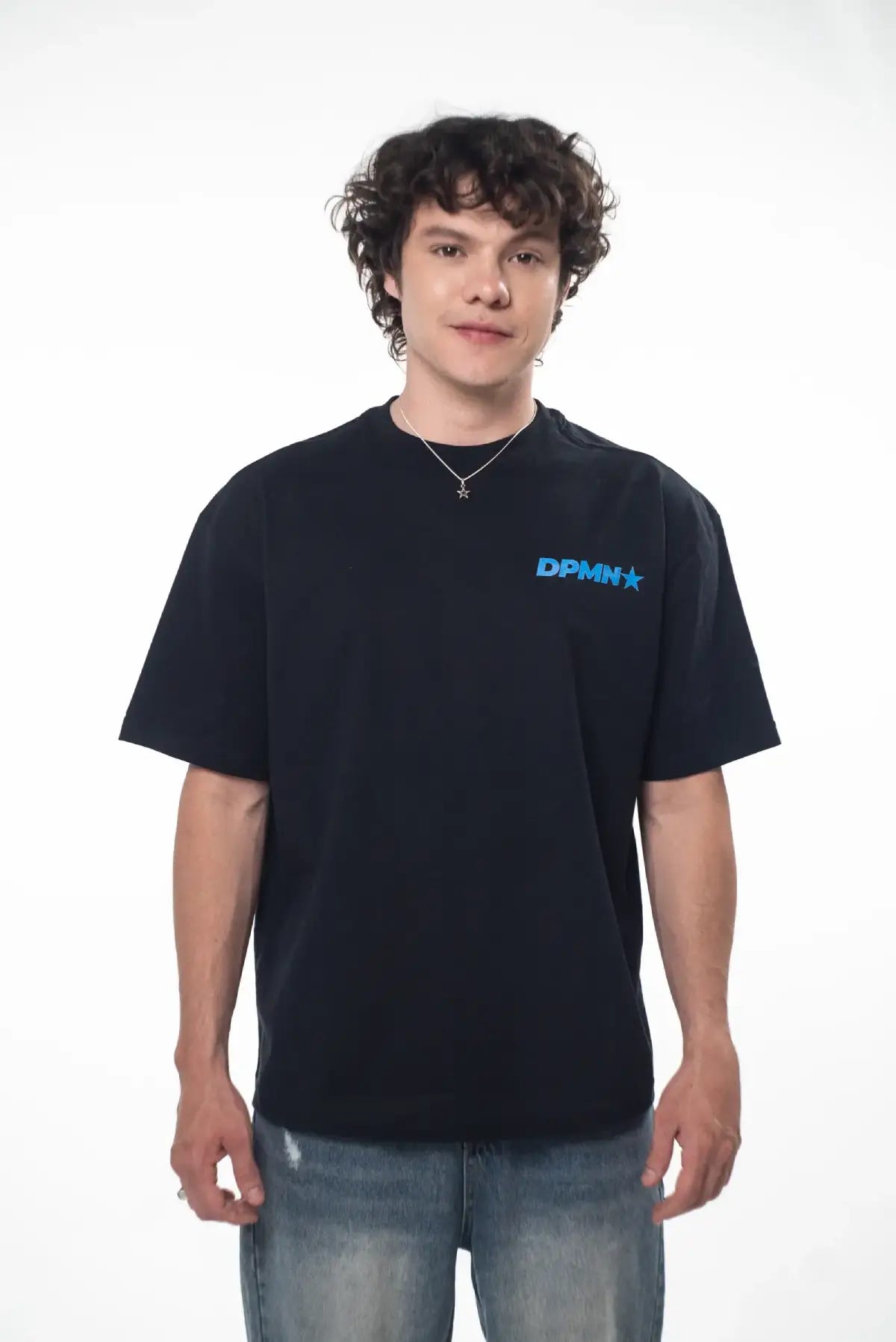 Motion Oversized Tee All Black, detalle del estampado