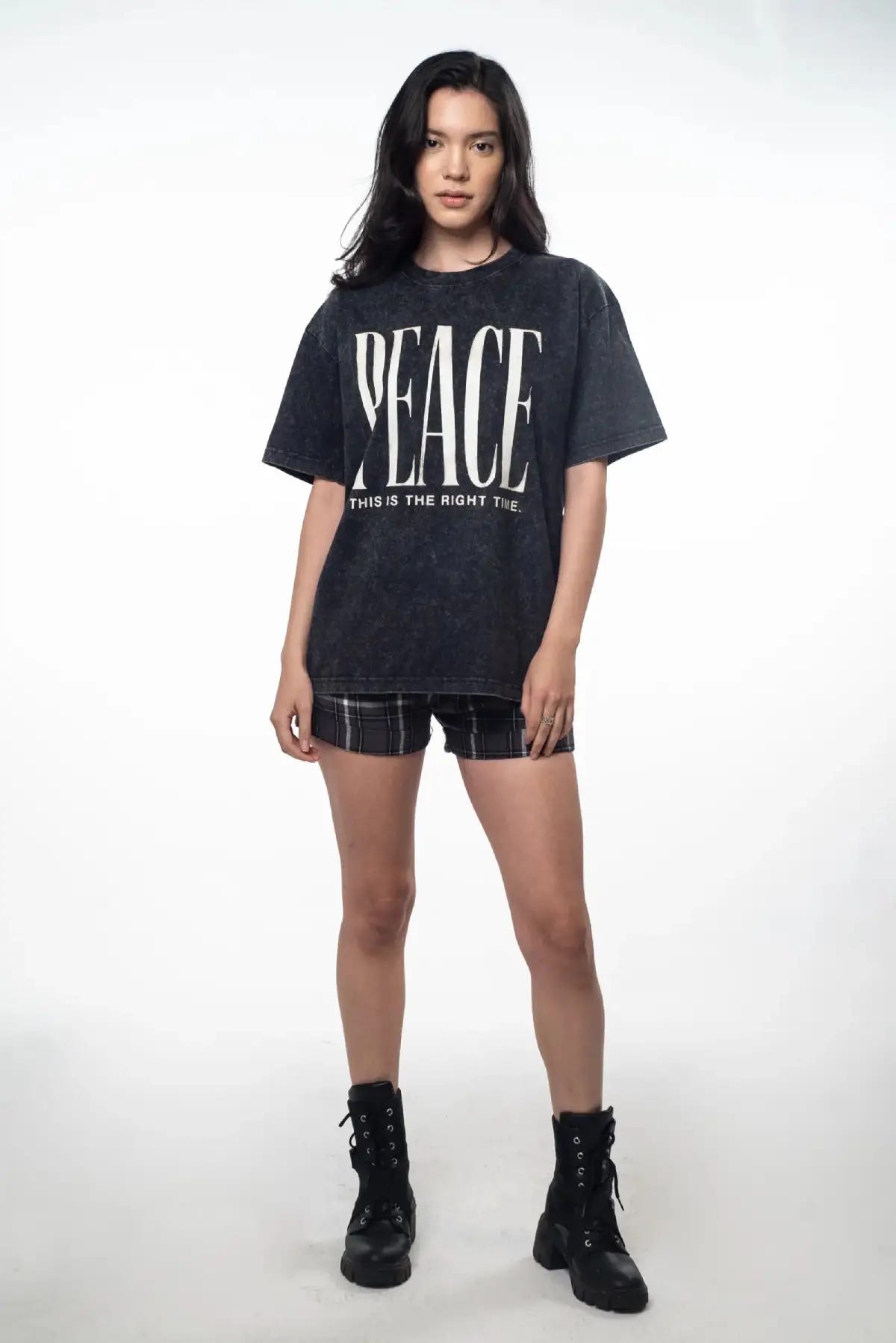 Peace Semi Oversized Tee Washed Black, detalle del estampado