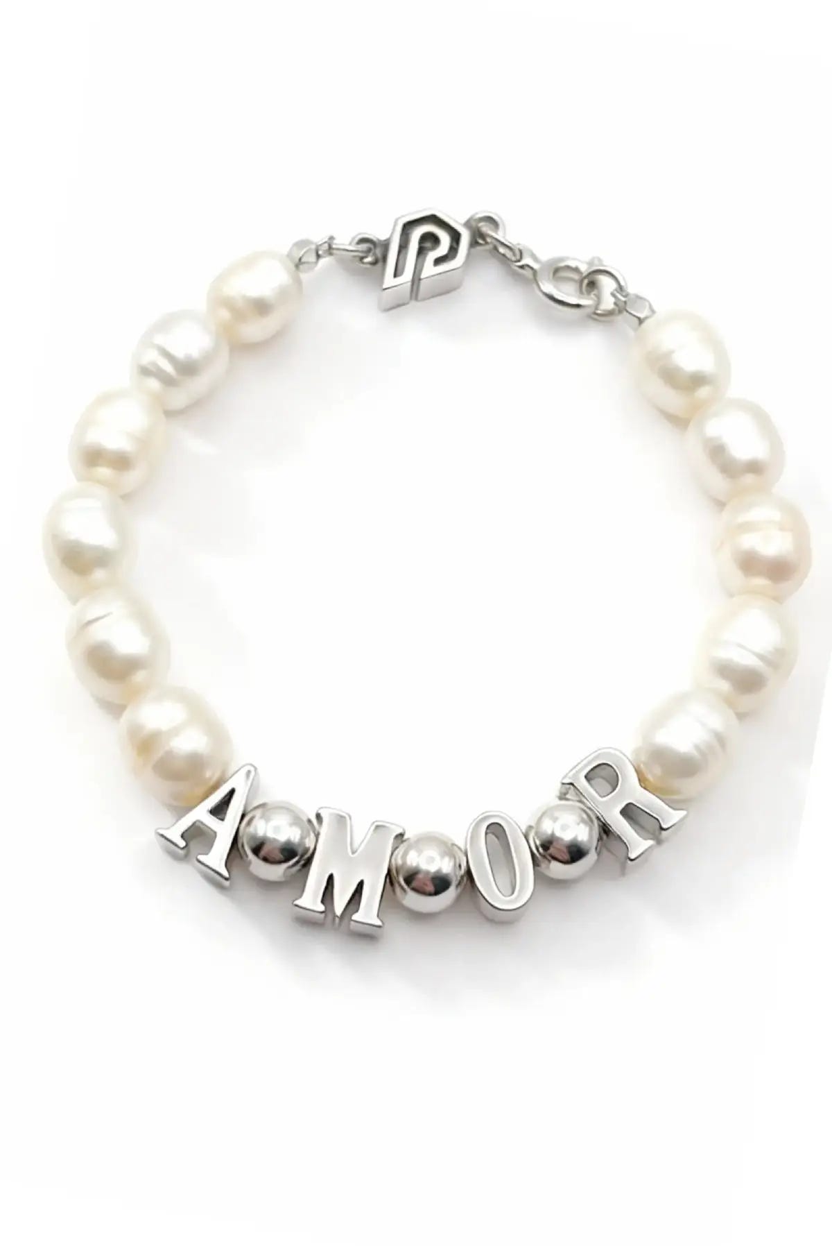 Pulsera de perlas naturales blancas y perlas de plata con la palabra AMOR. Joyería mujer Dopamyn