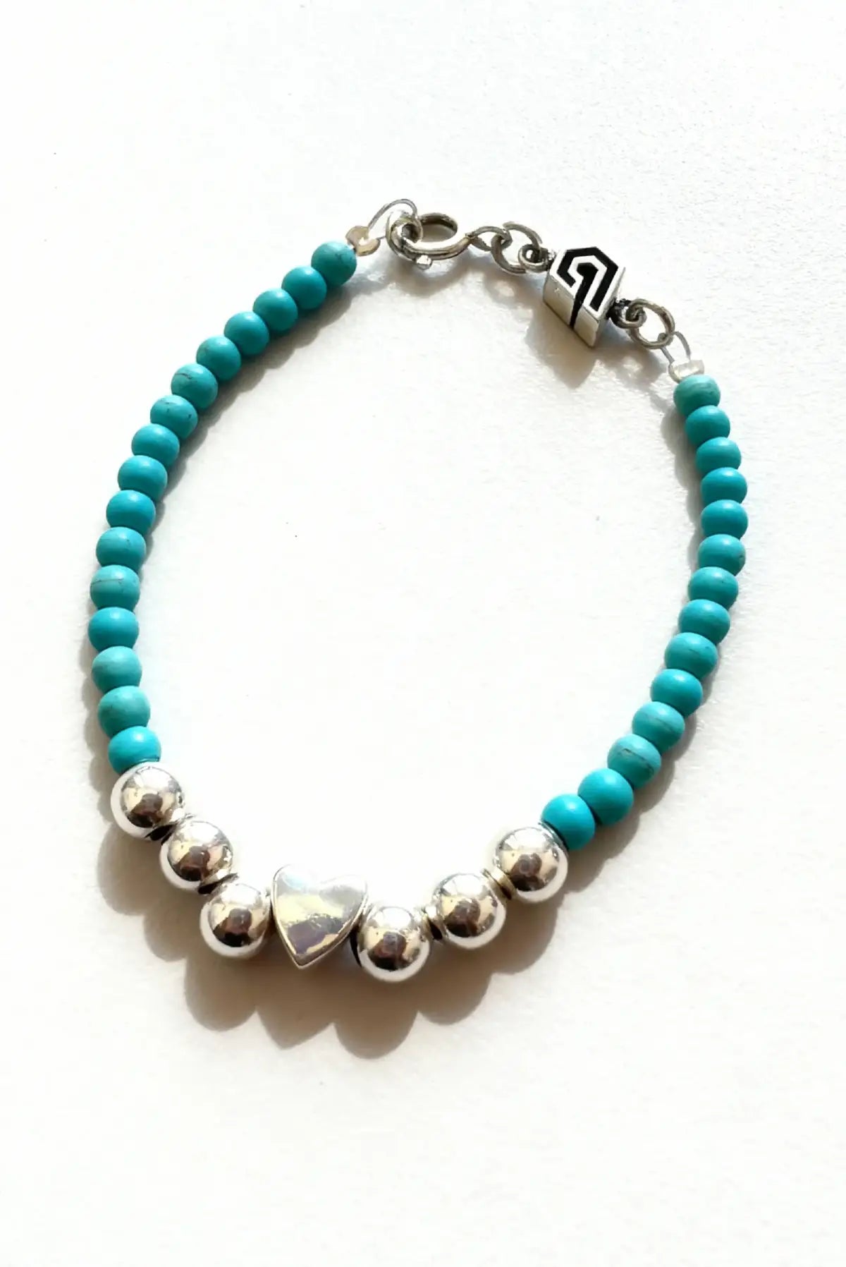 Pulsera Turquesa con piedra natural turquesa y perlas en plata esterlina con un corazón en plata DOPAMYN