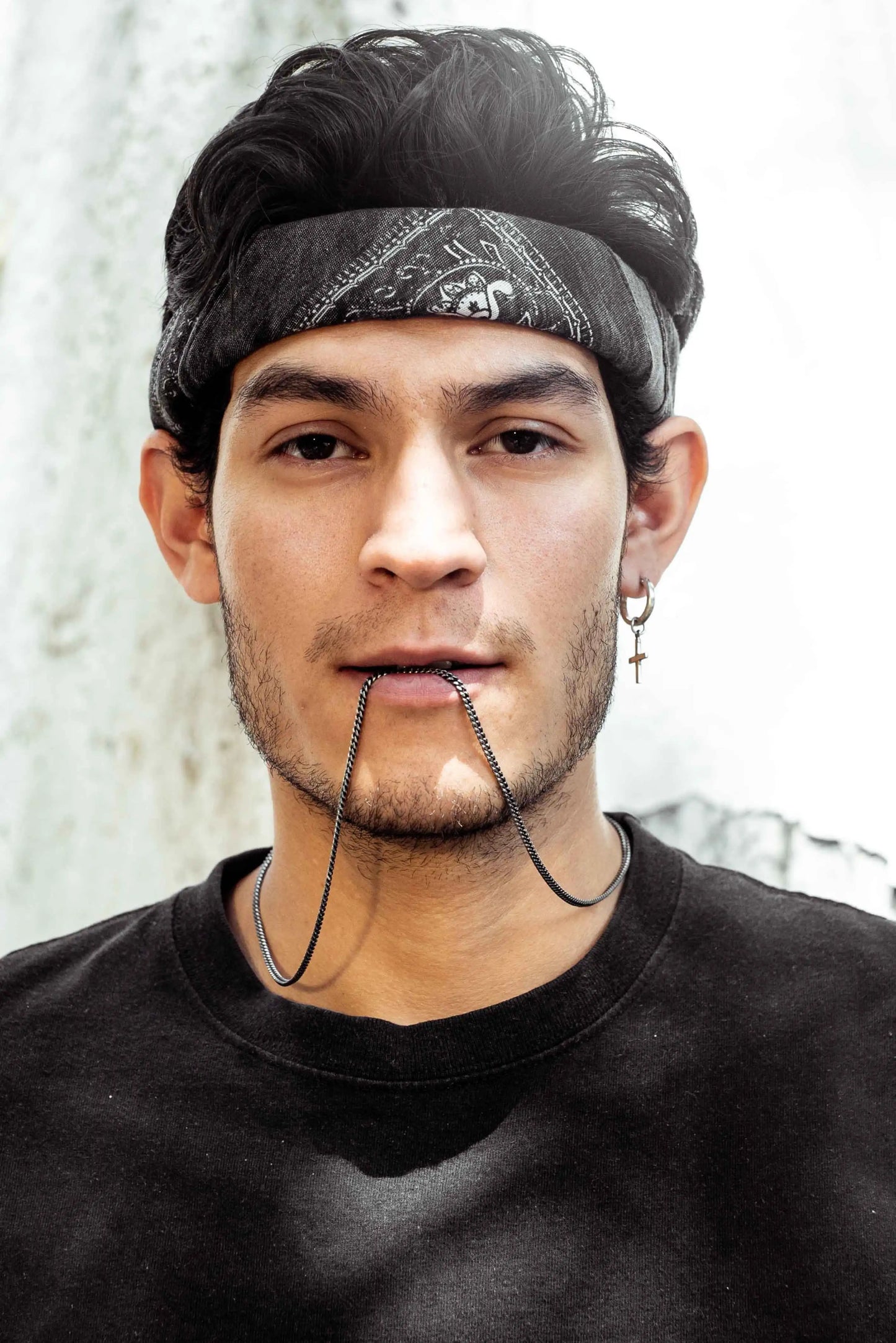 Set de cadena barbada y arete de cruz pavonada en plata esterlina – Dopamyn