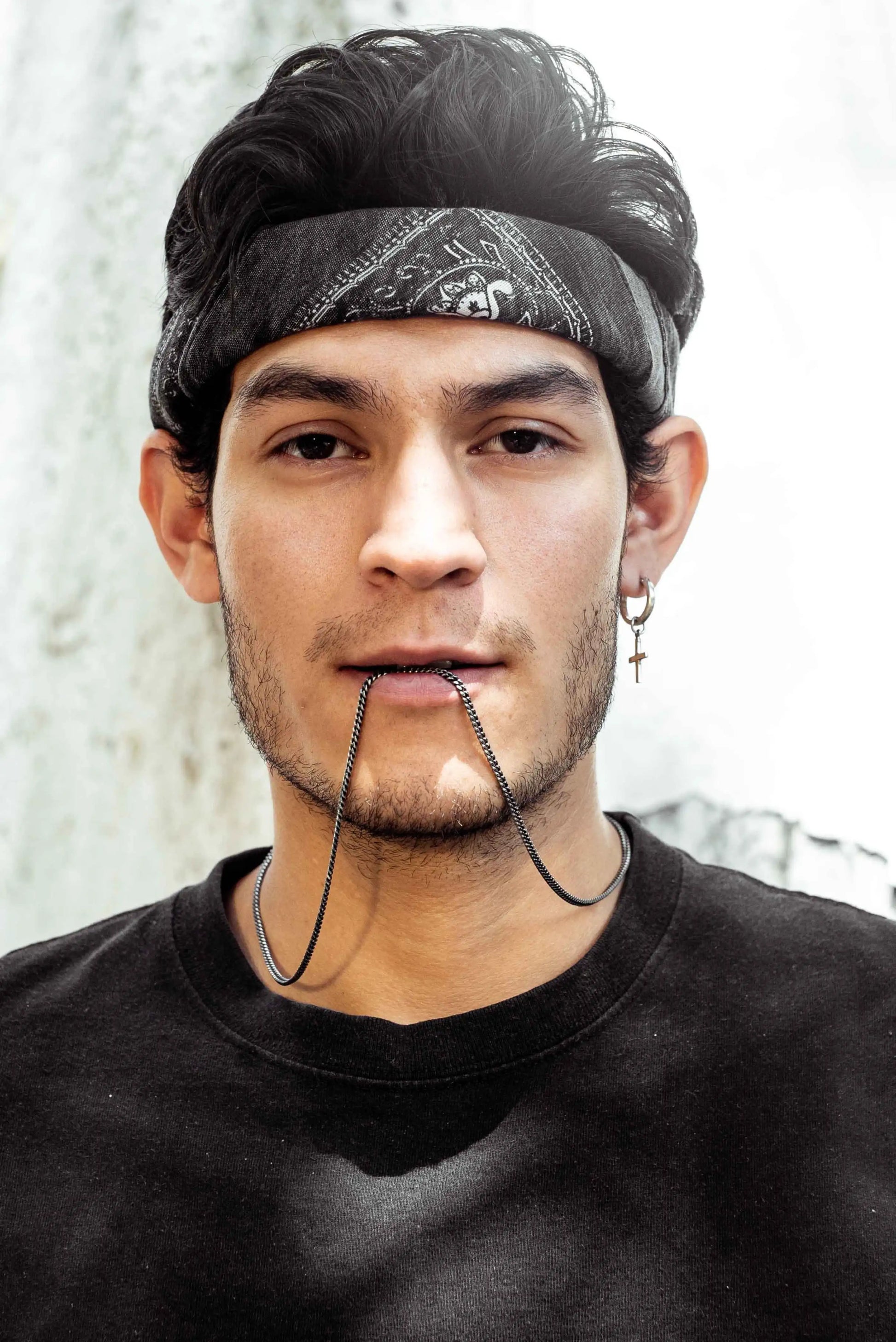 Set de cadena barbada y arete de cruz pavonada en plata esterlina – Dopamyn