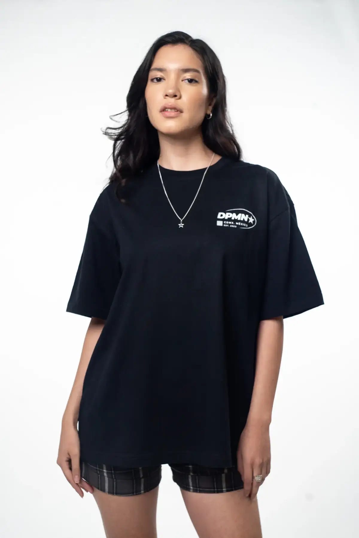Signature DPMN Oversized Tee All Black, detalle del estampado