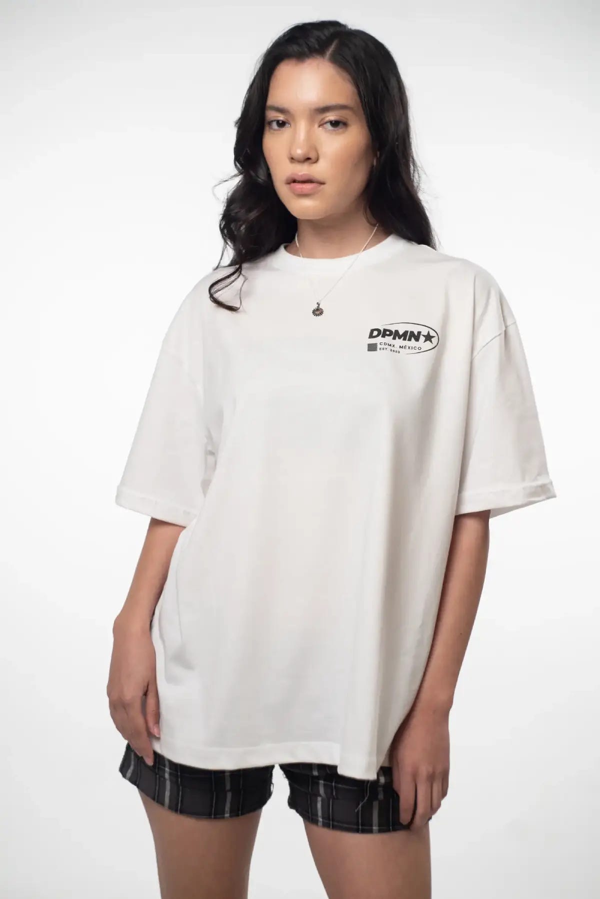 Signature DPMN Oversized Tee Off White, detalle del estampado