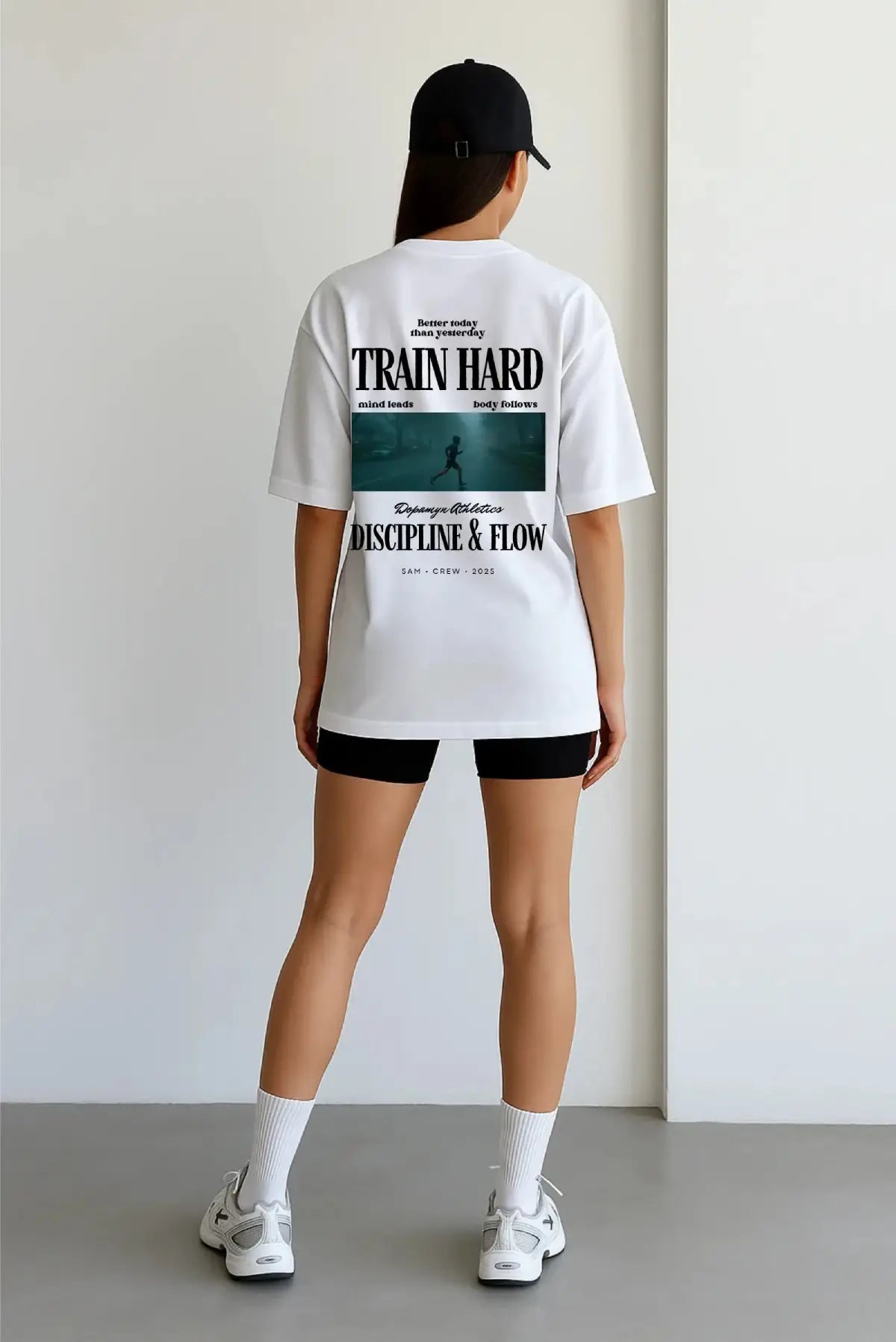 Playera blanca oversize unisex con estampado Train Hard Dopamyn