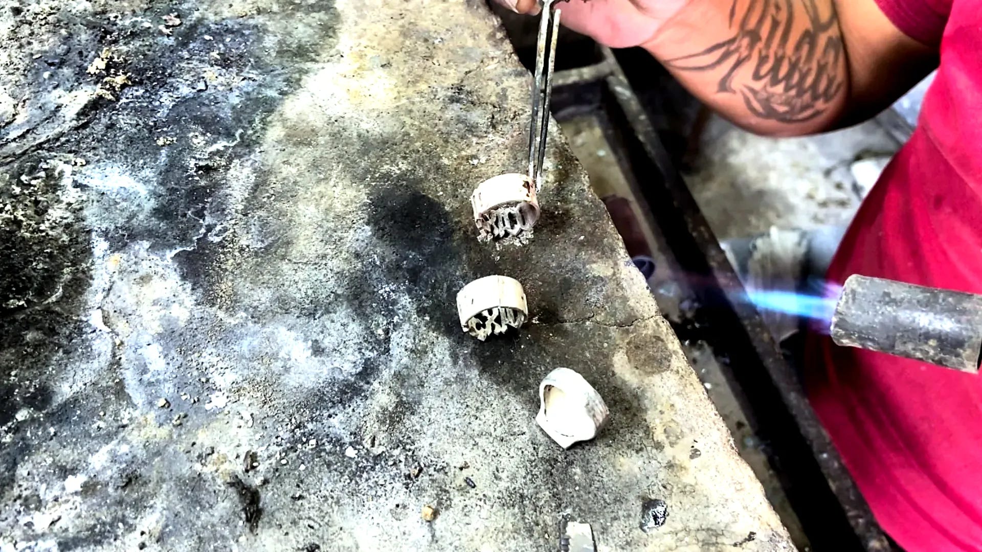 Piezas del Anillo México recién fundidas en plata .950, aún en su molde de yeso, en el taller DPMN★ en CDMX
