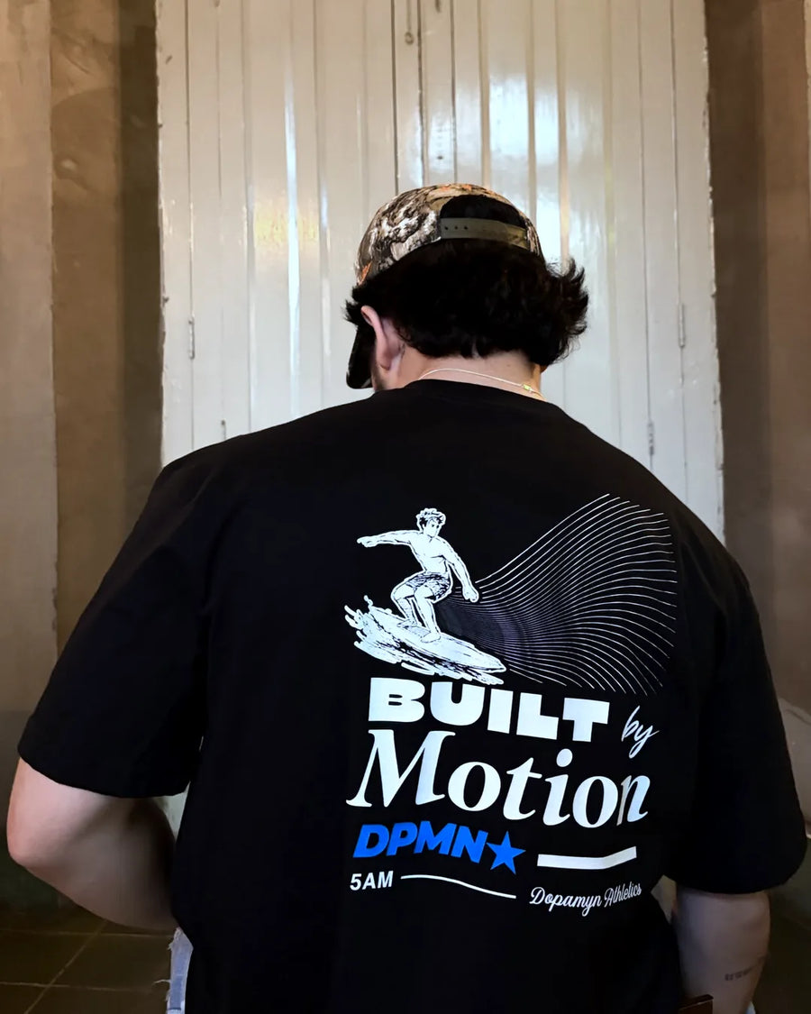 Motion Oversized Tee All Black en la calle, estilo DPMN★