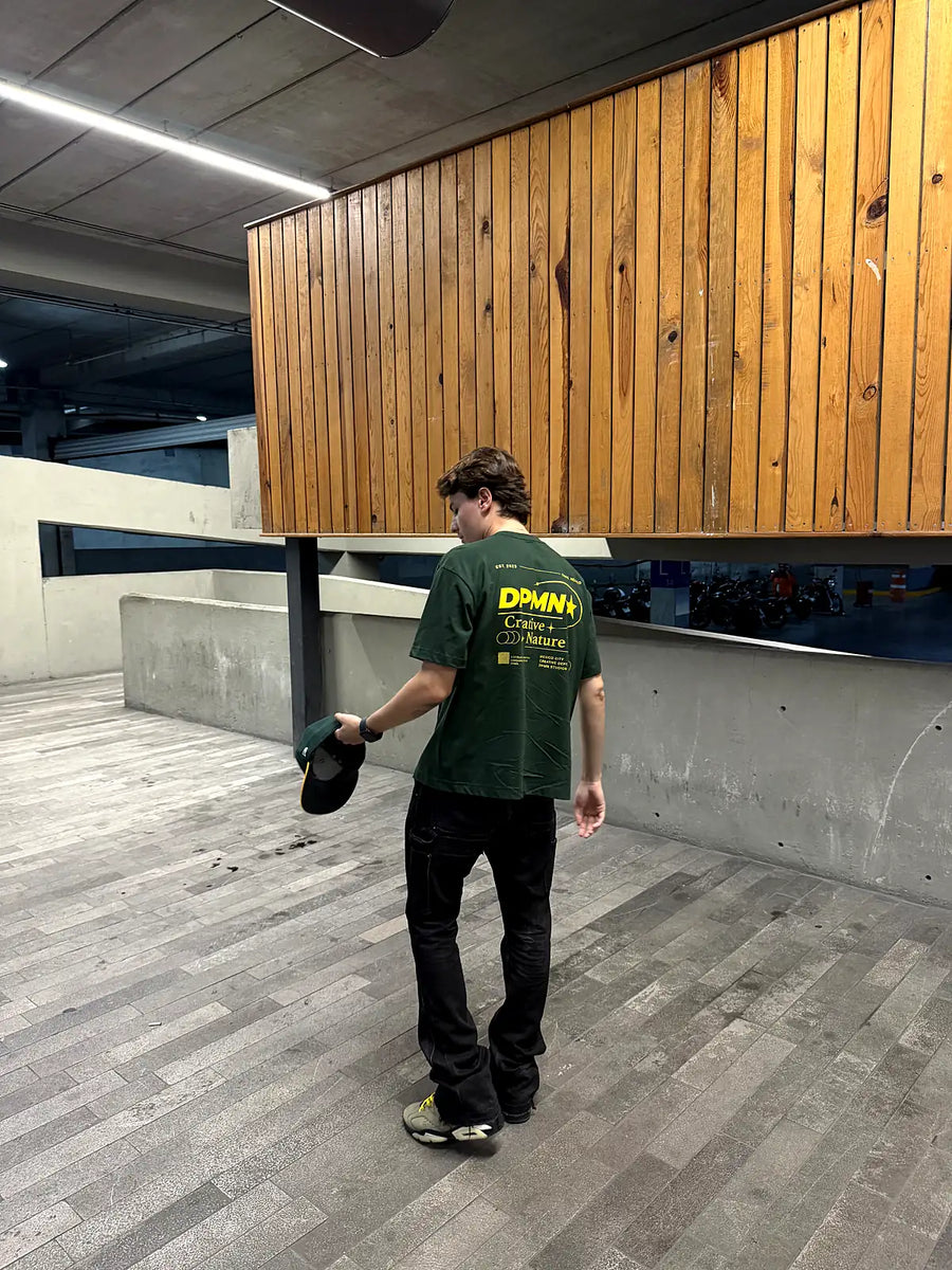Signature DPMN Oversized Tee Dark Green en la calle, estilo DPMN★