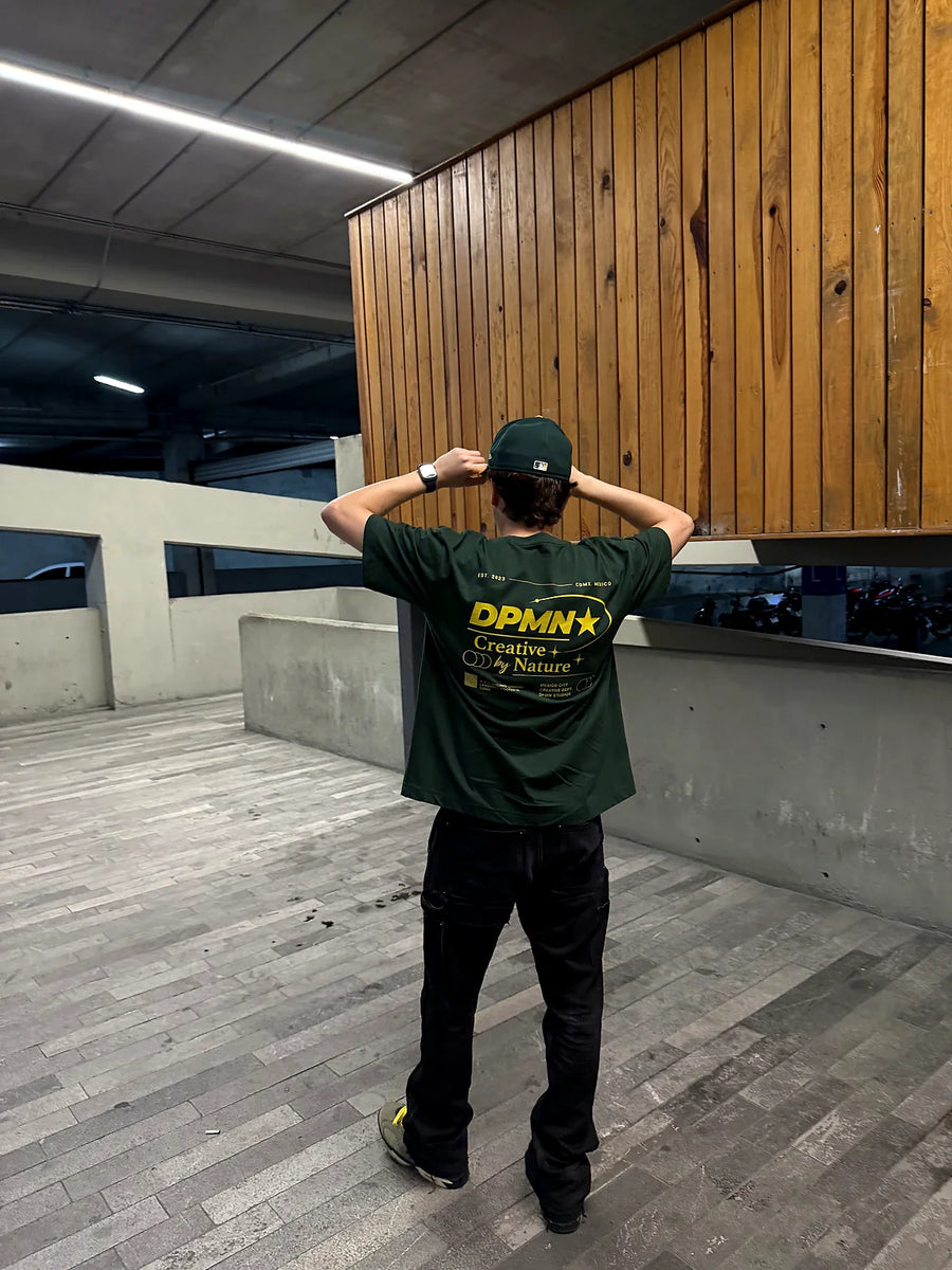 Signature DPMN Oversized Tee Dark Green en la calle, estilo DPMN★