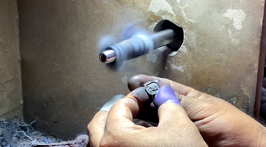 Anillo Deer Signet puliéndose a mano en el taller DPMN★