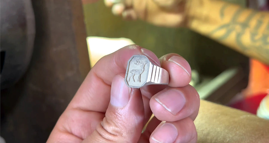Anillo Deer Signet en proceso de manufactura en el taller DPMN★