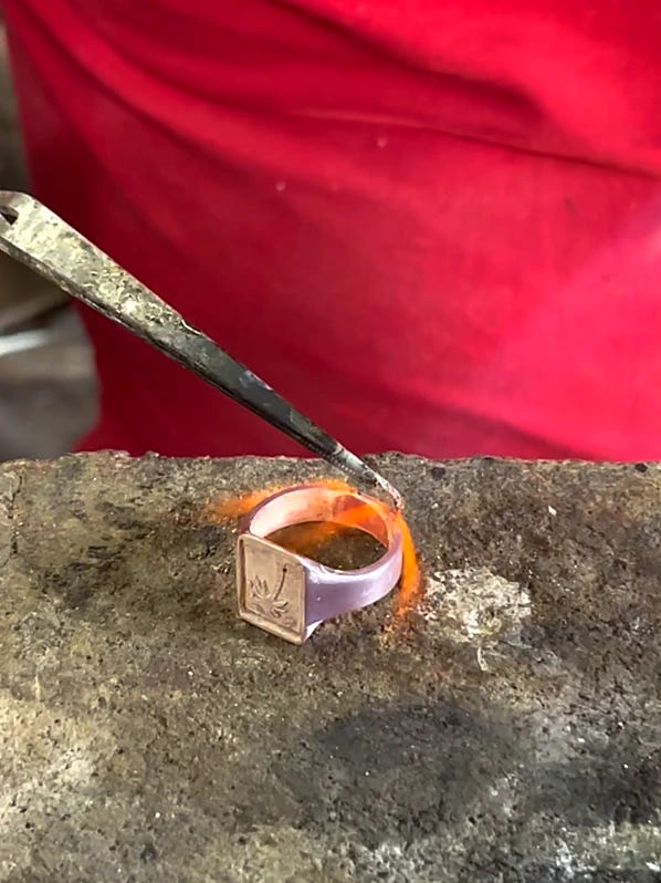 Hecho Aquí — soldando una pieza en El Taller DPMN★